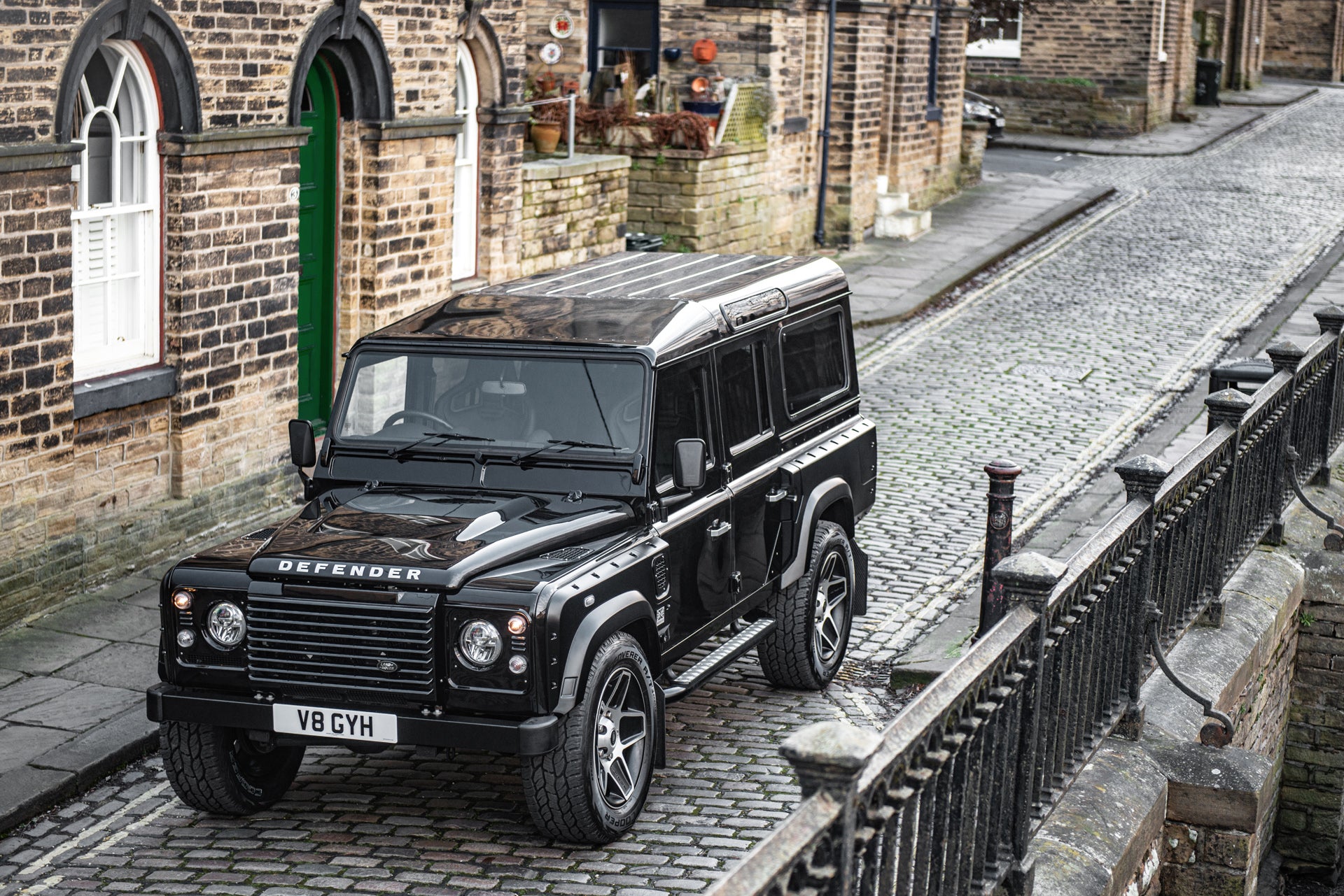 TAILOR-MADE: DEFENDER 110 // WIDE TRACK 05