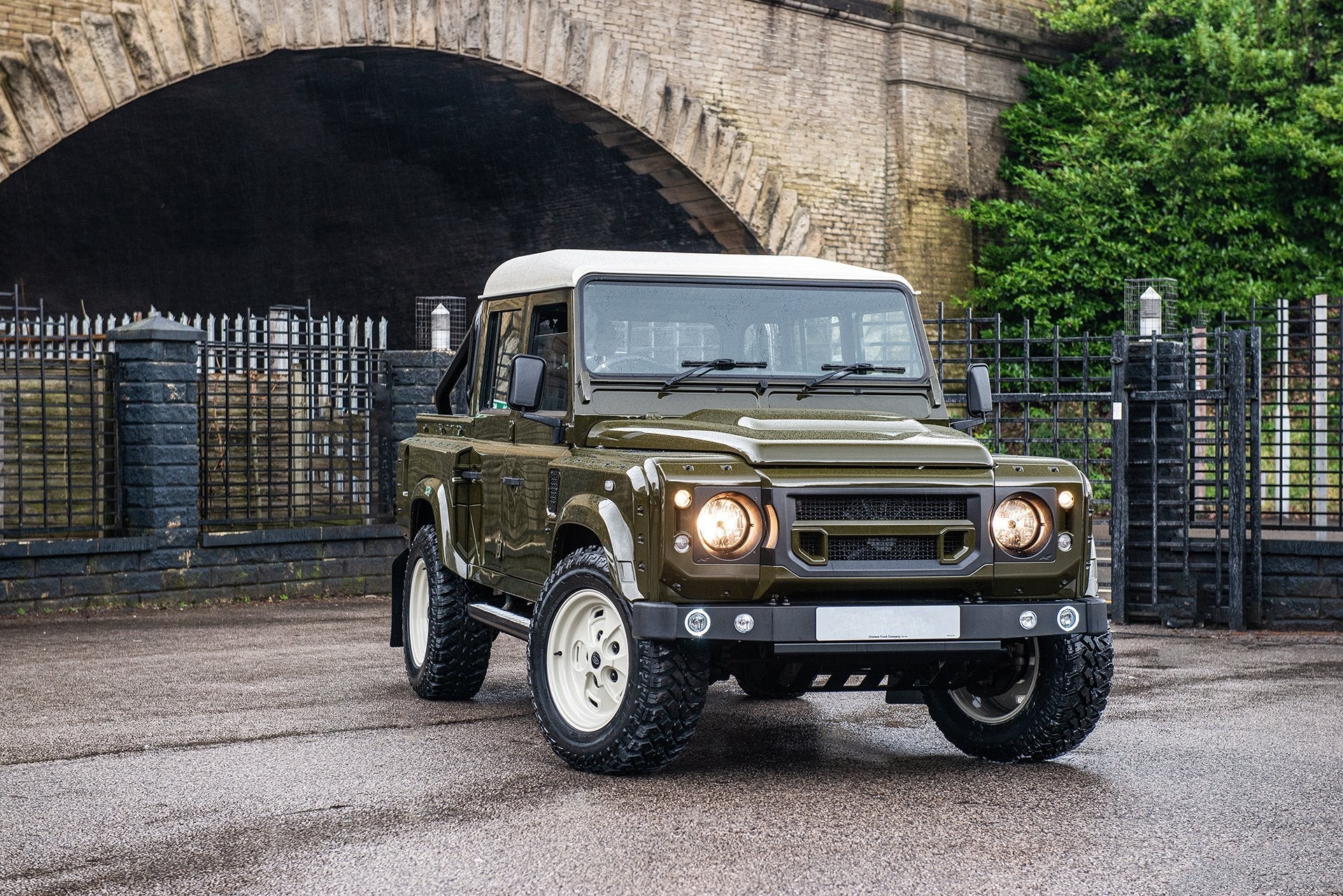 TAILOR-MADE: DEFENDER 110 // WIDE TRACK 03