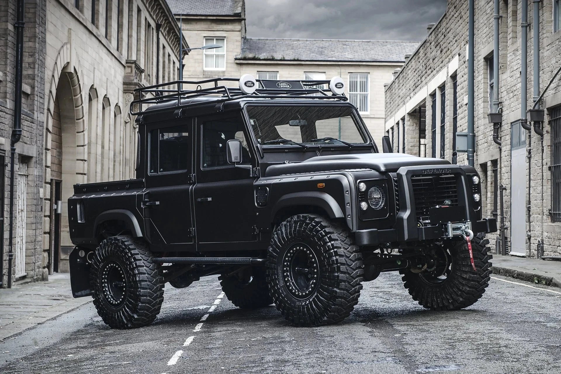TAILOR-MADE: DEFENDER 110 // Big Foot
