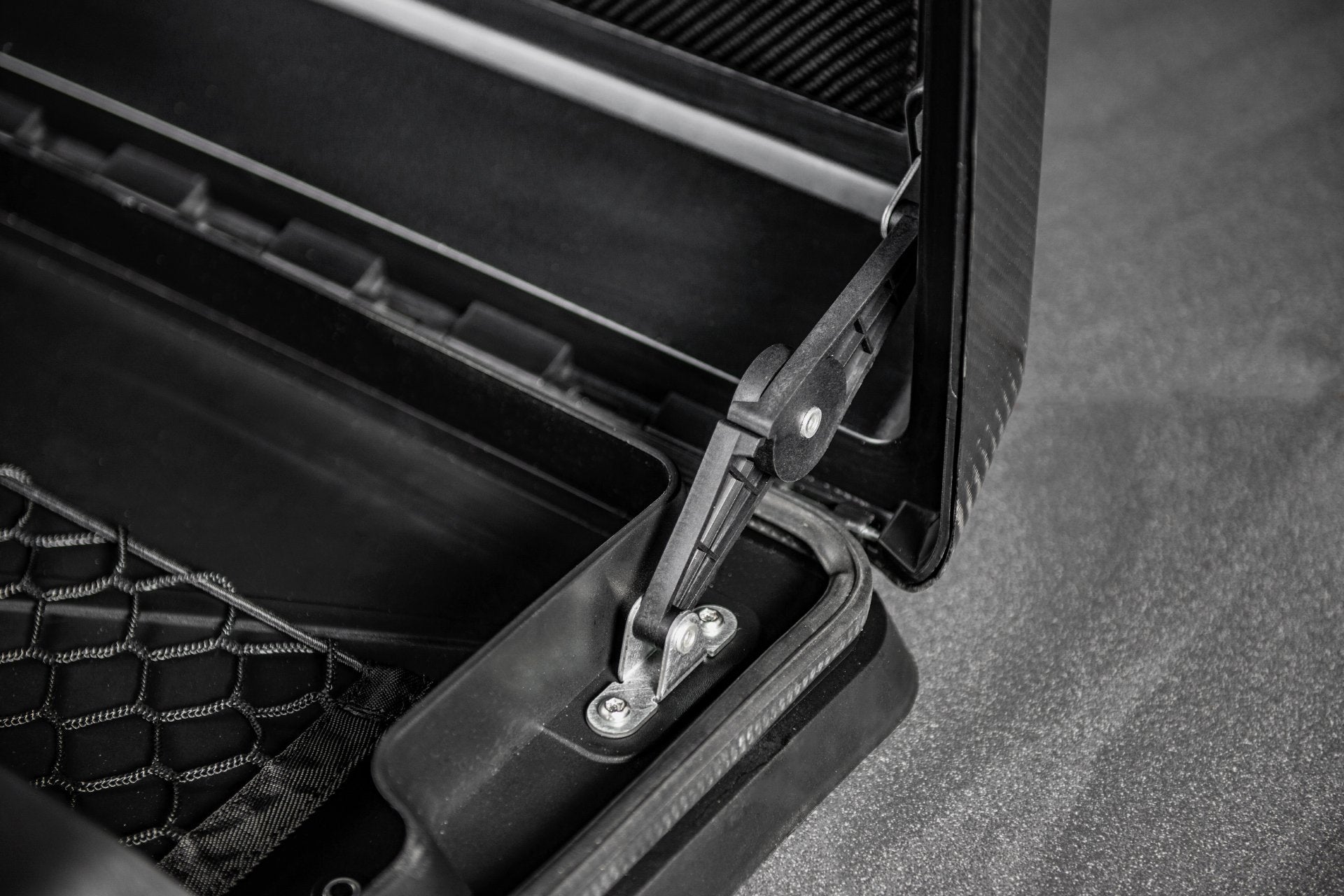 Land Rover Storage Box Defender (2020-Present) Side-mounted Exposed Carbon Storage Box ...